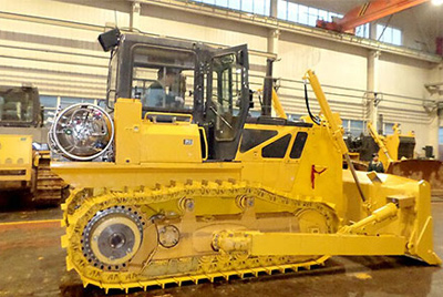 天下上第一台燃气型履带式推土机——SD20-5（LNG）在研究总院新产品试制中心下线。。。。。。。SD20-5（LNG）履带式推土机是公司顺应行业生长趋势开发的一款节能、环保产品，，，，，，整机接纳自然气专用发念头，，，，，，燃烧后无积炭，，，，，，知足stageIIIA排放，，，，，，寿命更长，，，，，，维修频率更低。。。。。。。