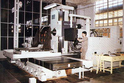 BPN-13B(R4)数控卧式加工中心。。。。。。。厂房扩建加大，，，，，，装备填平补齐，，，，，，增添精、大、稀装备，，，，，，新上生产线，，，，，，提高企业装备素质，，，，，，使亚游集团厂成为名副着实的大马力推土机生产厂。。。。。。。